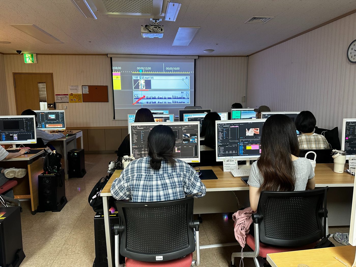 프리미어 프로 편집 화면을 스크린에 띄우고 AI로 생성한 영상 소스의 위치와 크기를 효과 컨트롤 패널에서 조정하는 실습 장면