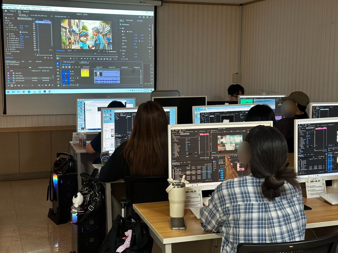 스크린에 확대된 프리미어 프로 오디오 트랙. 볼륨 선의 페이드 인 지점을 빨간 선으로 표시해 설명하는 장면