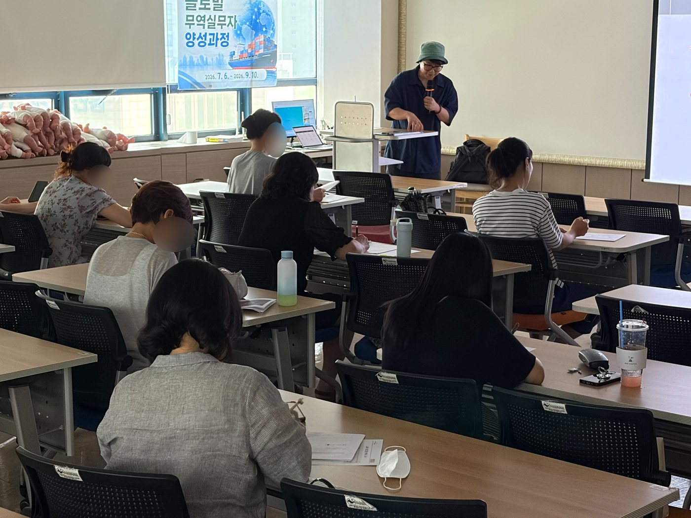 강의실 뒤편에서 촬영한 전경. 20여 명의 수강생이 팔리는 아이템의 조건 슬라이드를 보고 있다