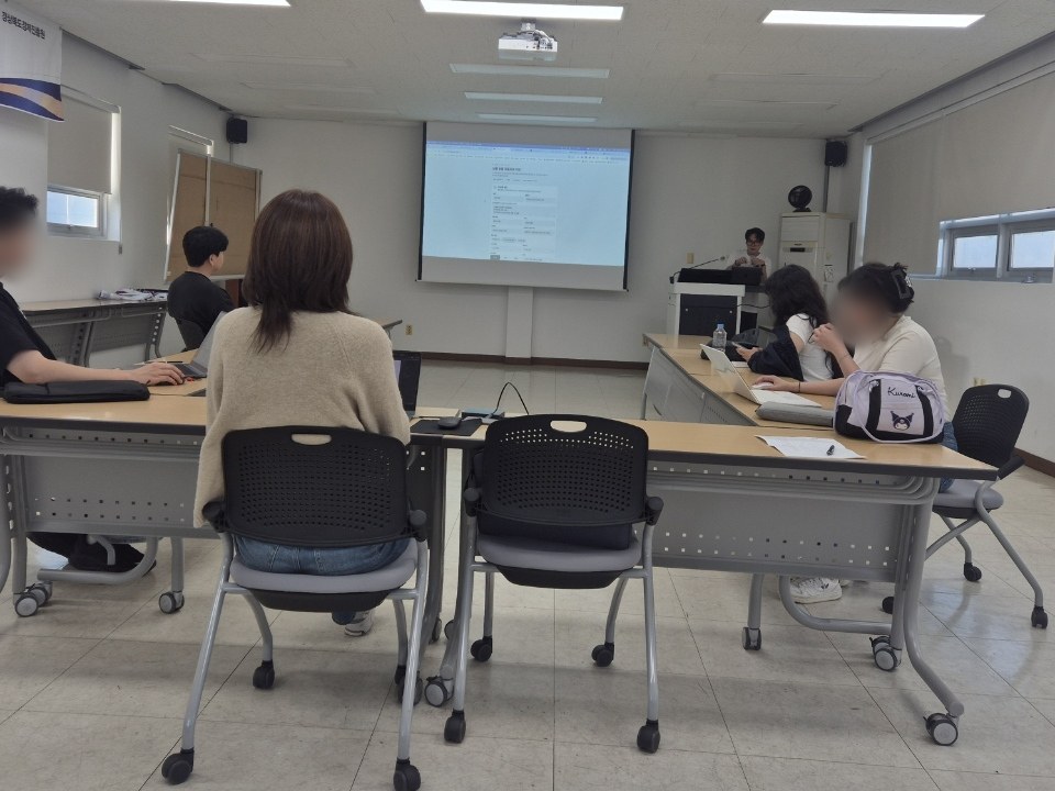 경북경제진흥원 동부지소 3층 교육장에서 노트북을 펴고 앉은 온라인 셀러 수강생들과 앞 화면에 상품 숏폼 프롬프트 키트를 띄워 두고 설명하는 김재석 강사