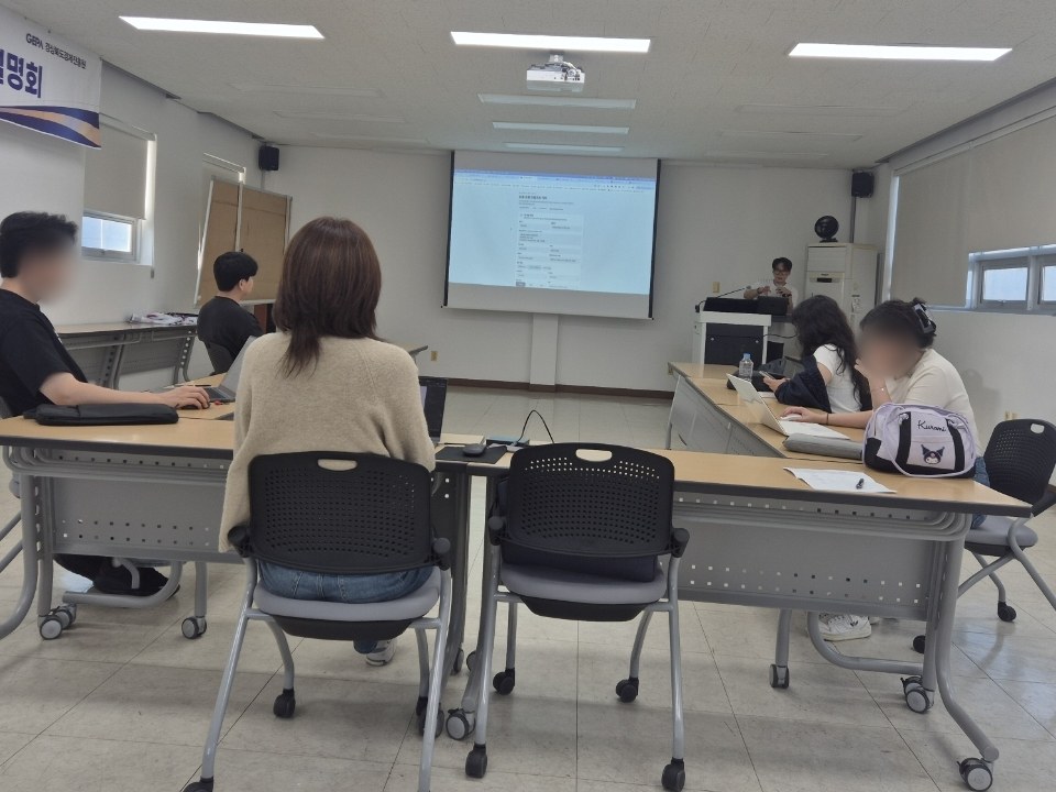 ㄷ자로 놓인 책상에서 노트북을 펴고 앞 화면을 보는 수강생들과 강단에서 설명하는 김재석 강사