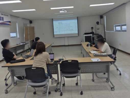 경북경제진흥원 동부지소 3층 교육장 전경. ㄷ자로 놓인 책상에 수강생들이 나눠 앉아 앞 화면을 보고 있다