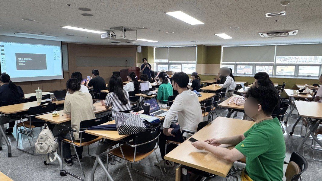 진주고용복지플러스센터 강의장에서 유튜브 크리에이터 입문 수업을 진행하는 장면. 스크린에 첫 슬라이드가 떠 있다