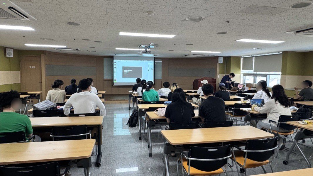 강의장 뒤편에서 촬영한 전경. 청년 20명가량이 자리에 앉아 화면을 보고 있다