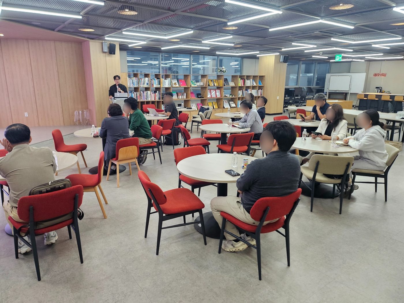 부산디자인진흥원 3층 빅디자인웍스 원형 테이블에 앉아 AI 검색 특강을 듣는 동남권디자인산업협회 회원사 대표자와 실무자들