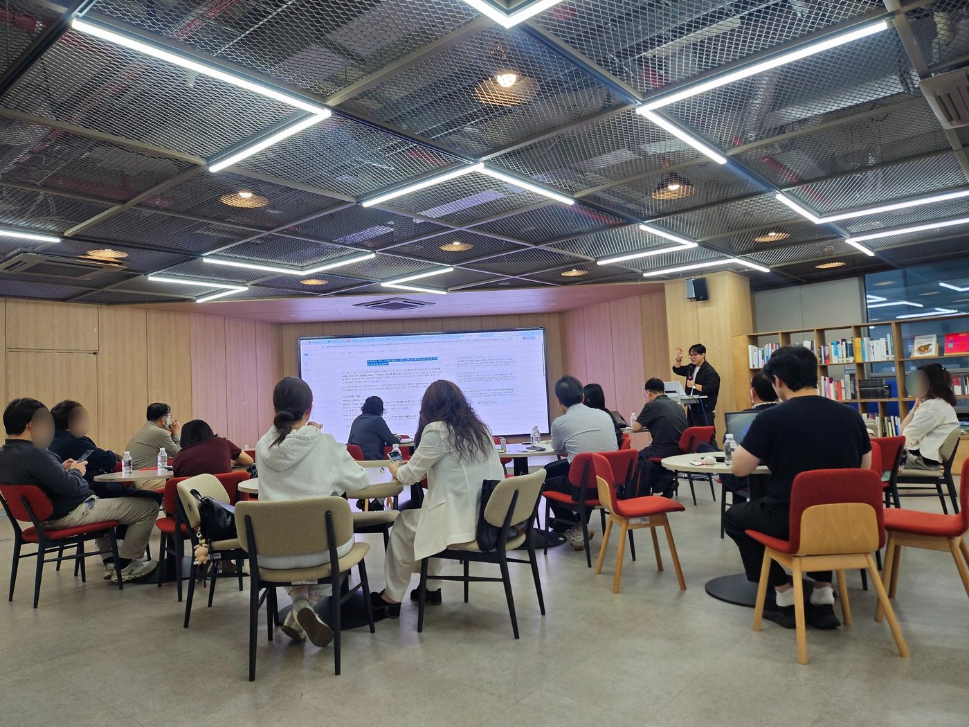 강의장 뒤쪽에서 본 특강 현장. 대형 화면에 네이버 AI 답변을 띄워 놓고 설명하는 김재석 강사와 수강생들